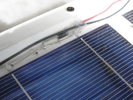Необходимо каждую солнечную панель в систему снабдить диодом блокирования, который должен быть соединен с батареей последовательно