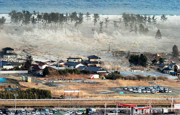 Надвигающееся на Японию цунами - фото с берега
