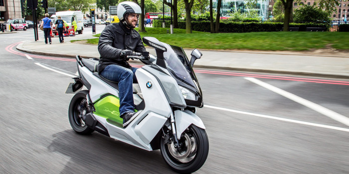 Компания BMW представила динамичный электрический скутер C Evolution