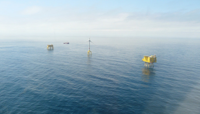 Массивная плавучая платформа с ветряками запущена в Северном море