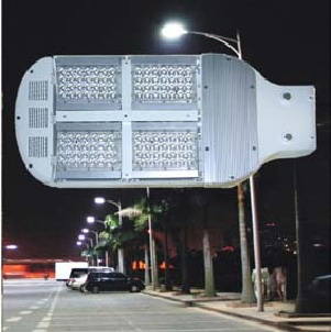 уличный прожектор, который имея мощность 150 ватт, заменяет прожекторы с мощностью от 1000 до 1200 ватт